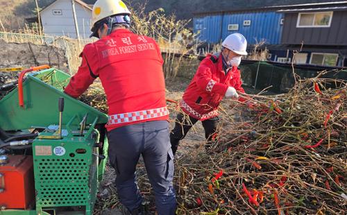 동부지방산림청, 영농부산물 파쇄 지원 계속
