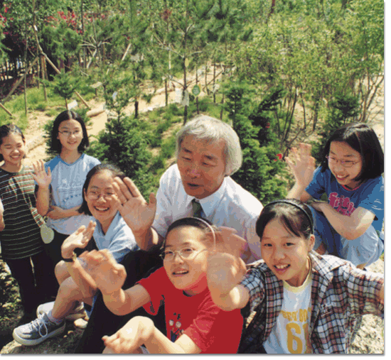 학교 숲 속에서 야외 공부하는 모습(안양 신기초등학교)